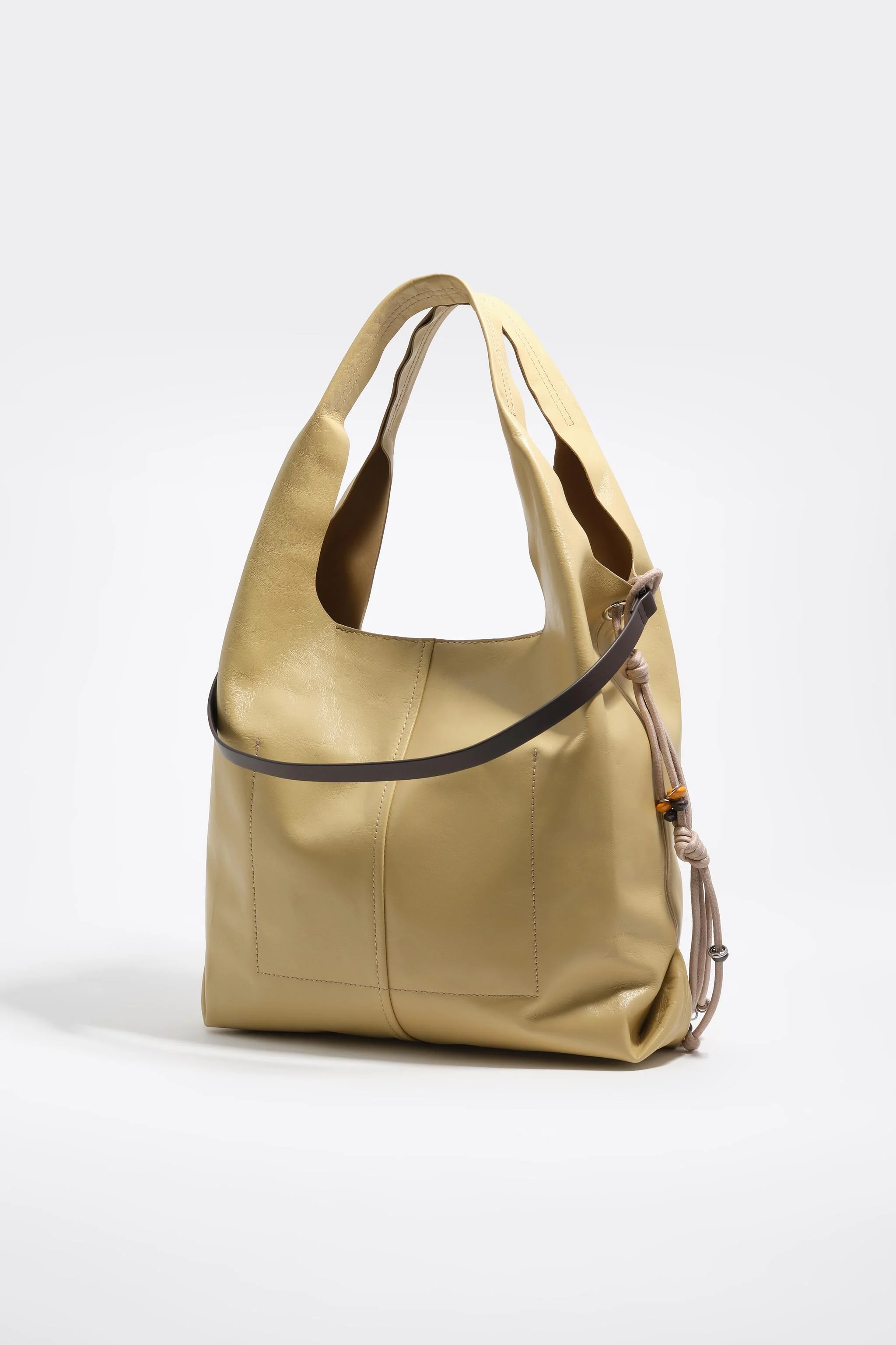 Bolsa de ombro grande em couro cor aveia.