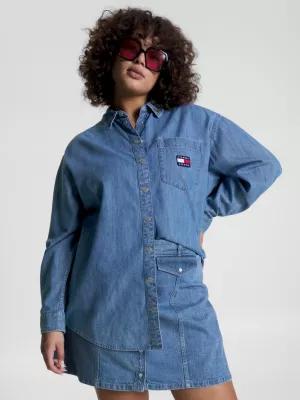 Camisa jeans chambray com modelagem boyfriend e curvas.