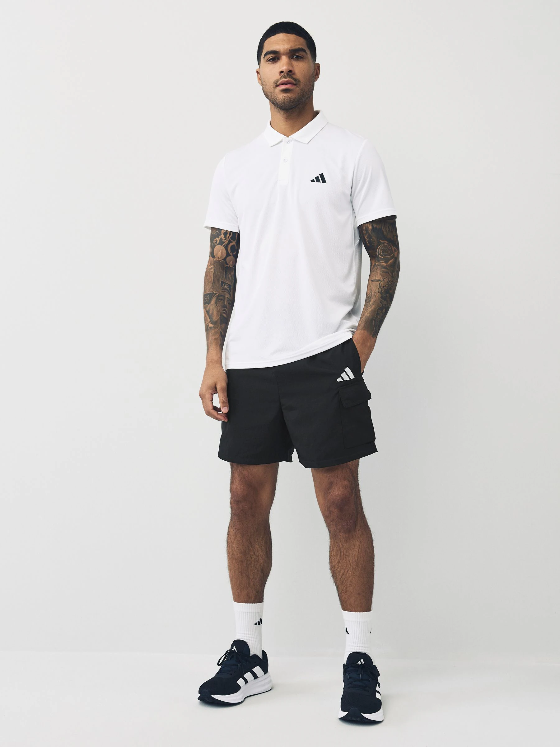 Zwart - adidas Small Essentials Logo Cargo Chelsea Shorts