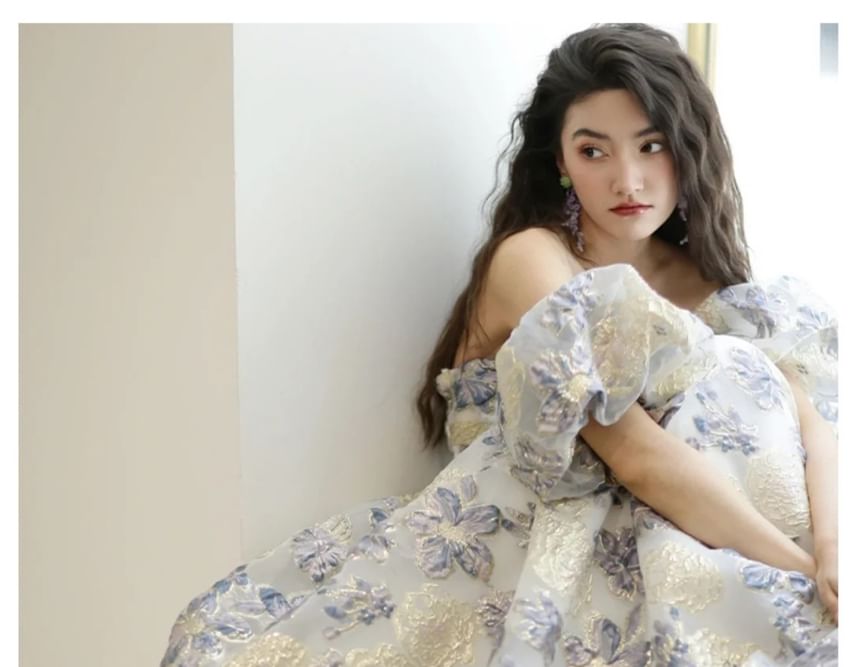 Saunderoll - A-lijn avondjurk met pofmouwen en off-shoulder bloemenjacquard