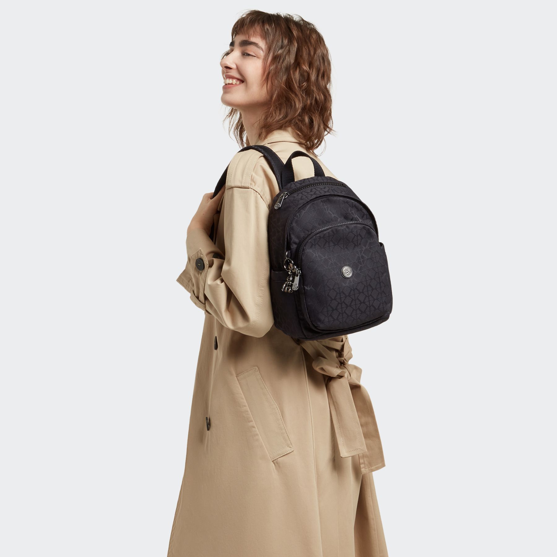 DELIA MINI Petit Sac à Dos avec Poche Frontale et Poignée Supérieure - Signature Black QVC