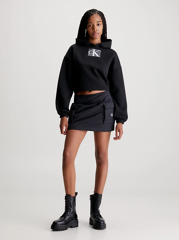 Moletom cropped com logo de lantejoulas