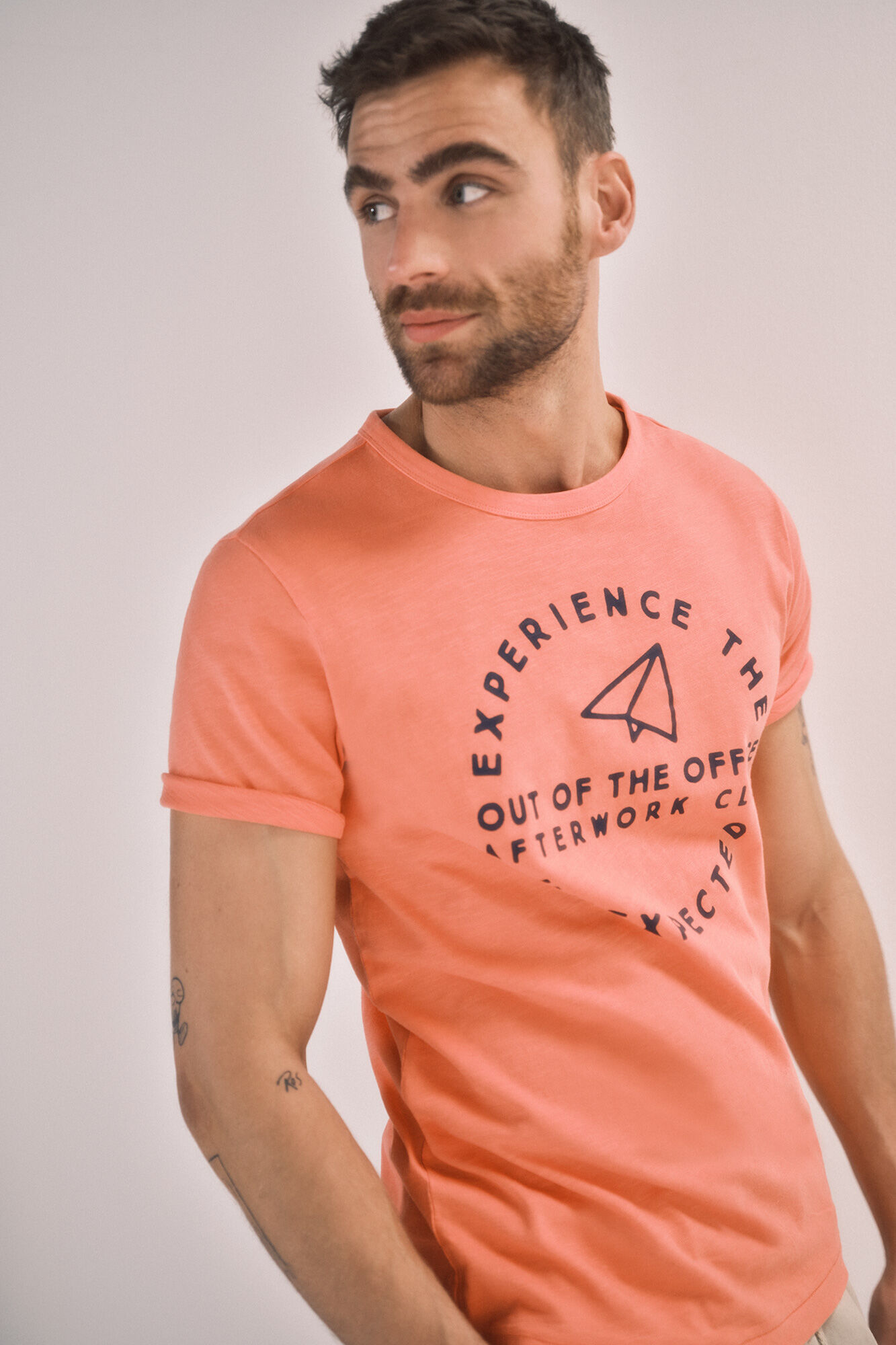 Camiseta com estampa frontal - Coral