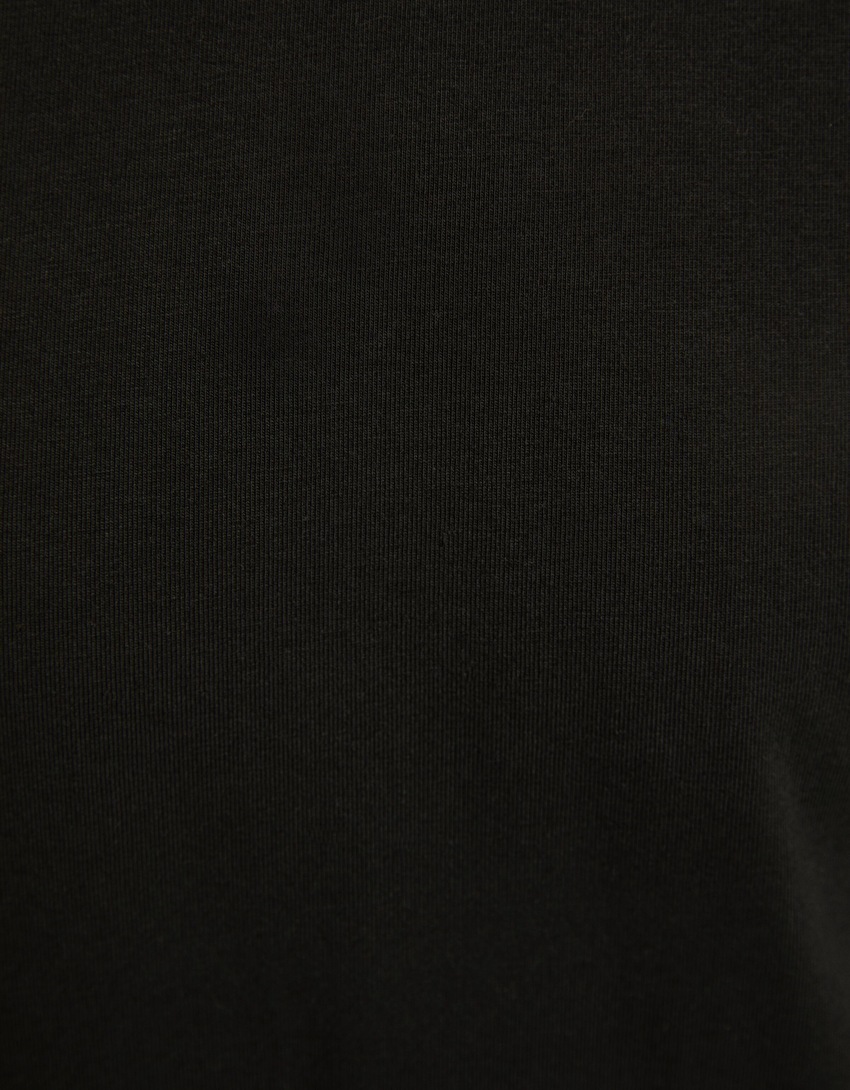Camiseta de manga curta e gola alta