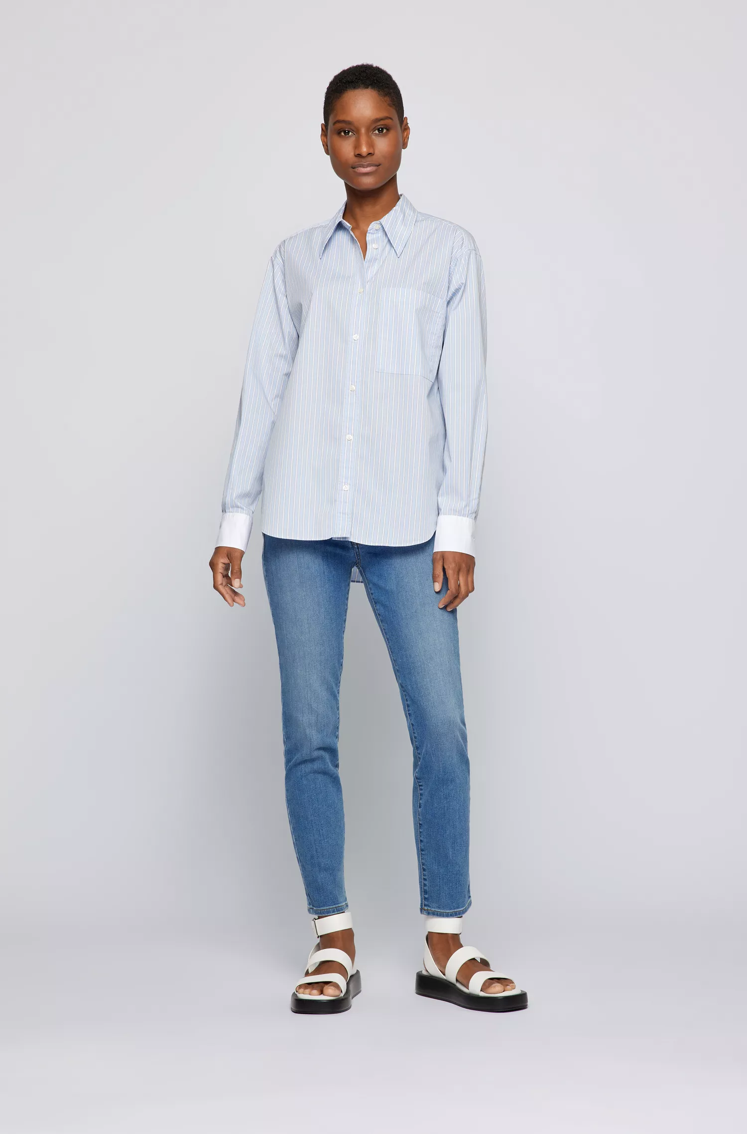 Calça jeans BOSS preta, corte slim, em denim superelástico azul vibrante.