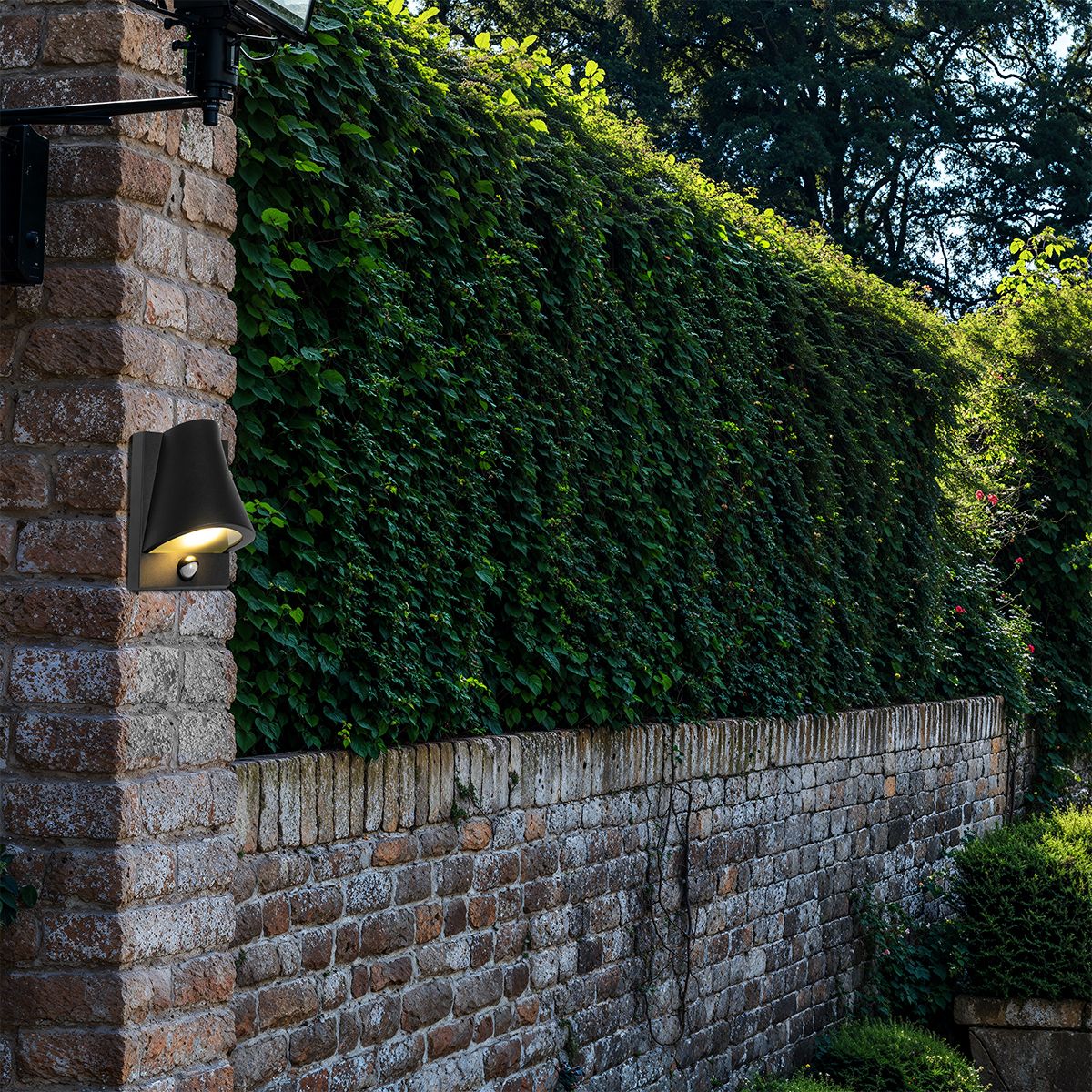 Buiten wandlamp zwart IP44 met bewegingsmelder - Femke