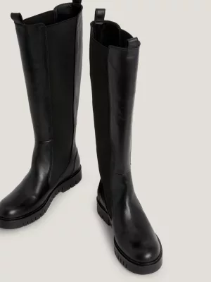 Botas de cano alto em couro com detalhes em fita