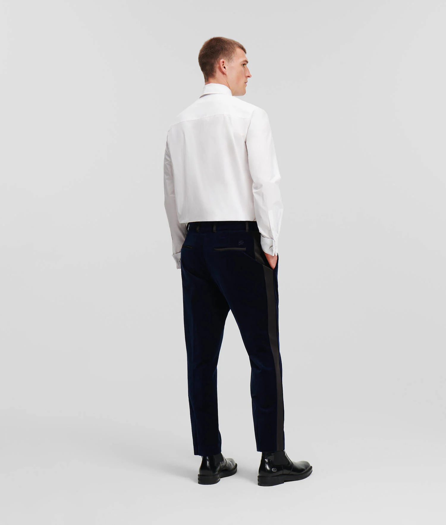 PANTALON EN VELOURS SÉLECTIONNÉ PAR HUN KIM
