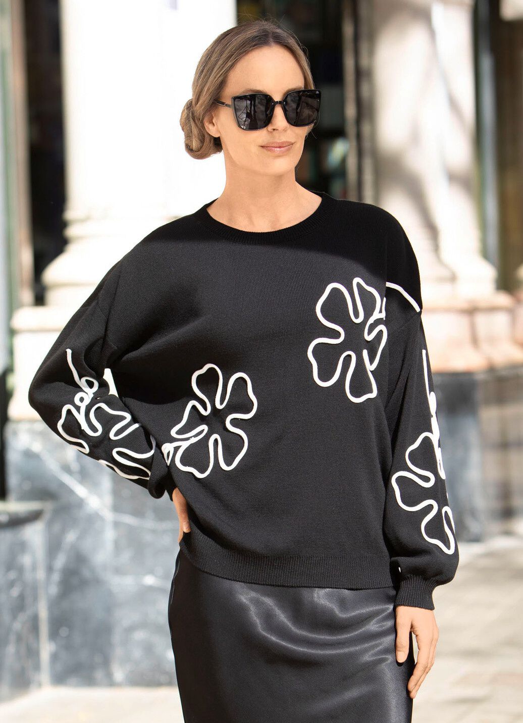 Pullover mit aufwendigen Blütenapplikationen