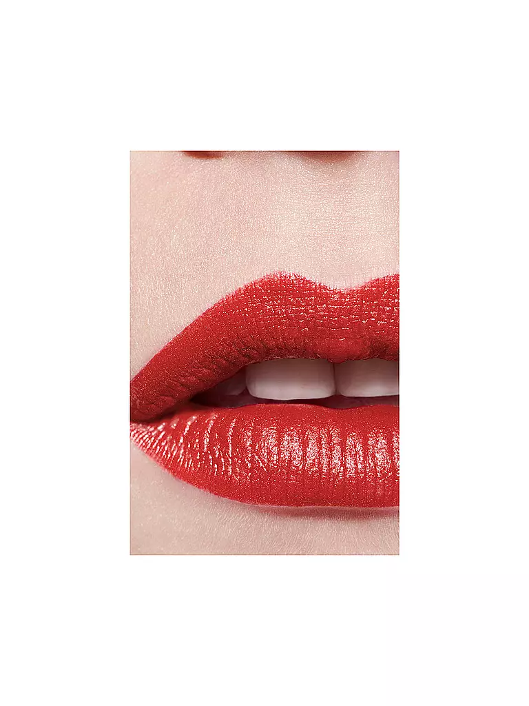 CHANEL FARBINTENSIVER LIPPENSTIFT. KONZENTRIERTE LEUCHTKRAFT UND PFLEGE. NACHFÜLLBAR 2G beere