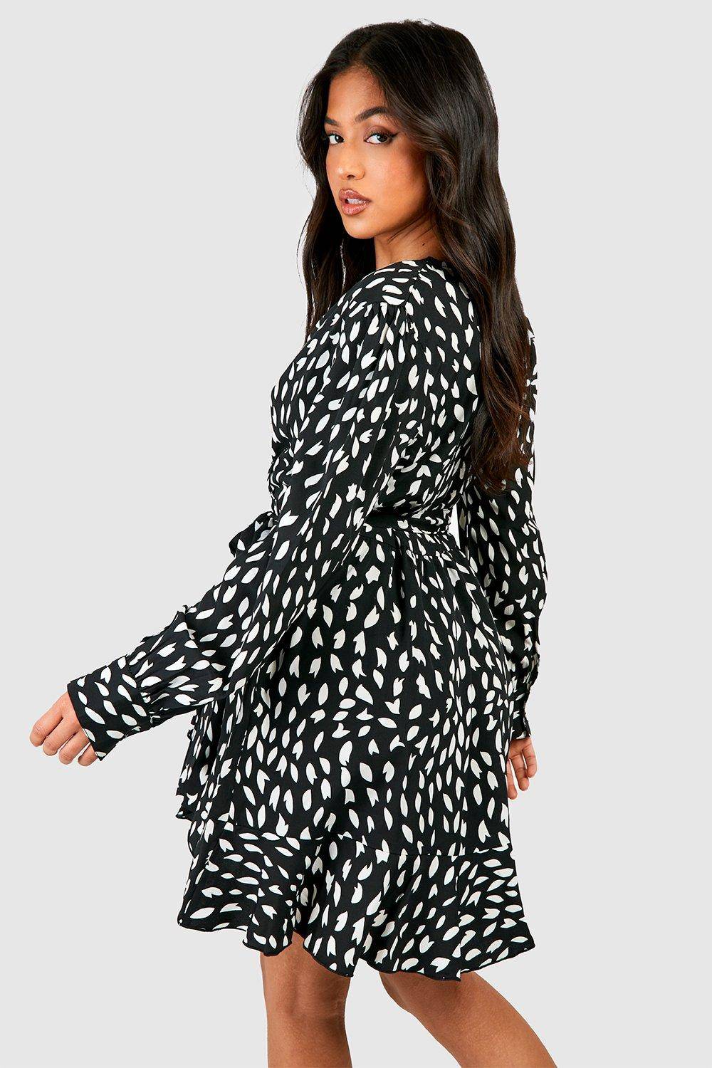 boohoo Petite robe portefeuille tissée à imprimé smudge et volant
