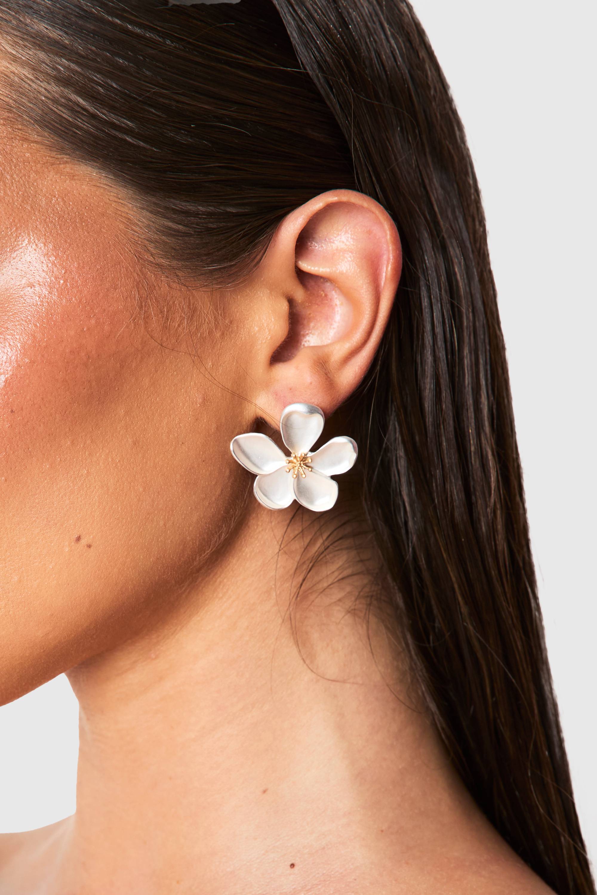 boohoo Boucles d'oreilles à clous fleuris brossées