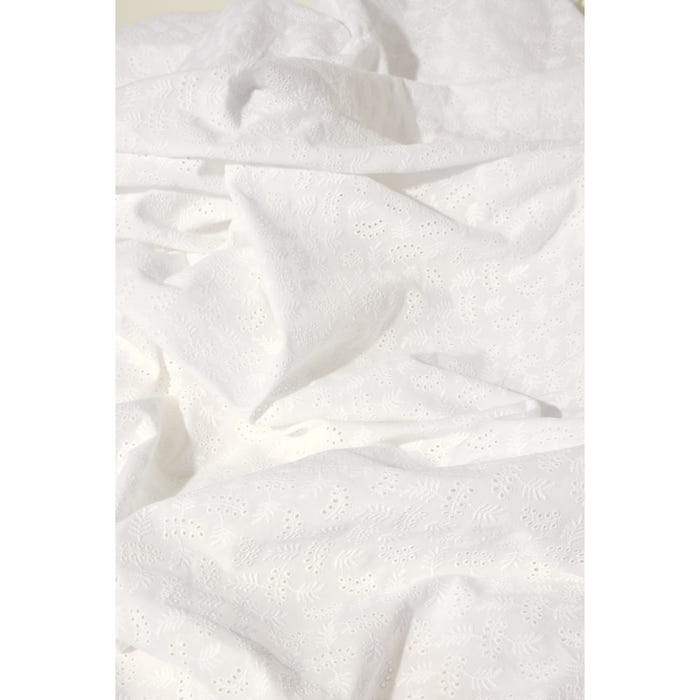 Atelier Veritas-Broderie Anglaise met bloemen - per meter