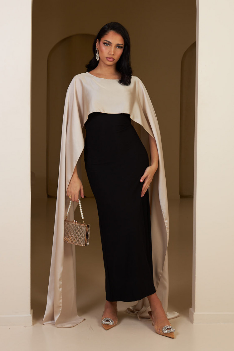 Robe noir ample satinée à empiècement voile beige