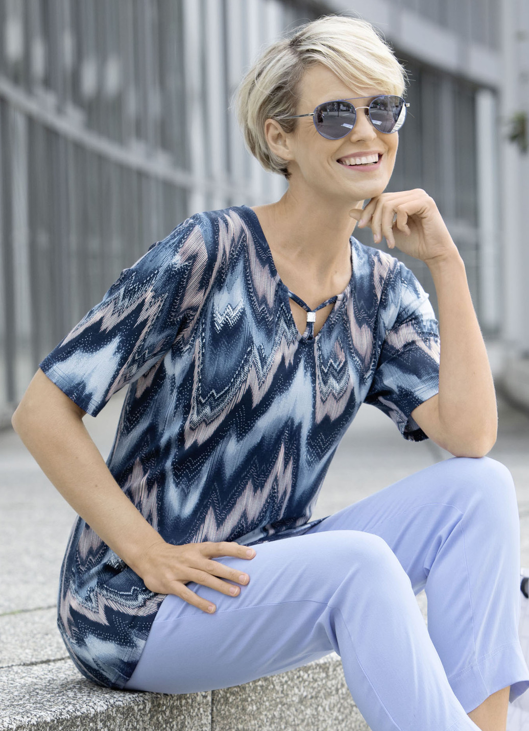 Shirt mit ausgefallener Ausschnittverarbeitung