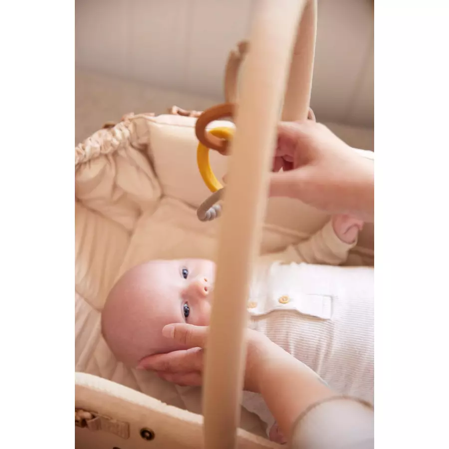FILIBABBA Spielbogen für Tragenest Frida Swift Lift Warm Grey