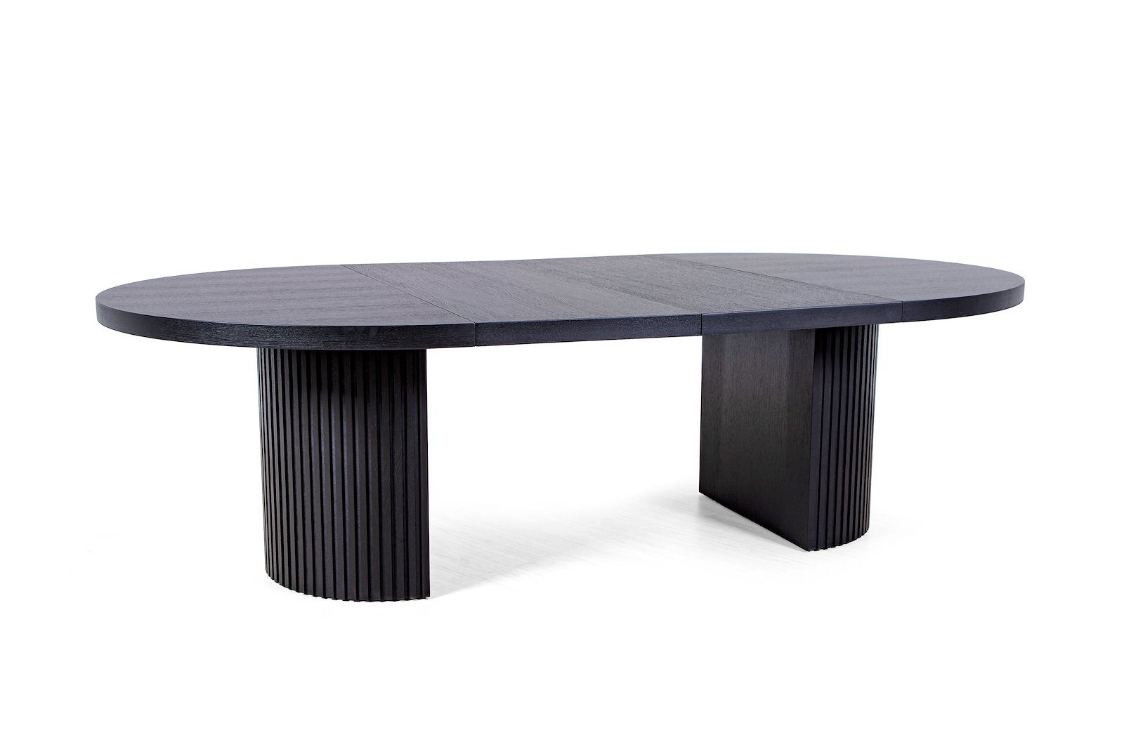 Visby rundt spisebord Sortbeiset eik finér. Ø138 cm. Plass til 2 ileggsplater