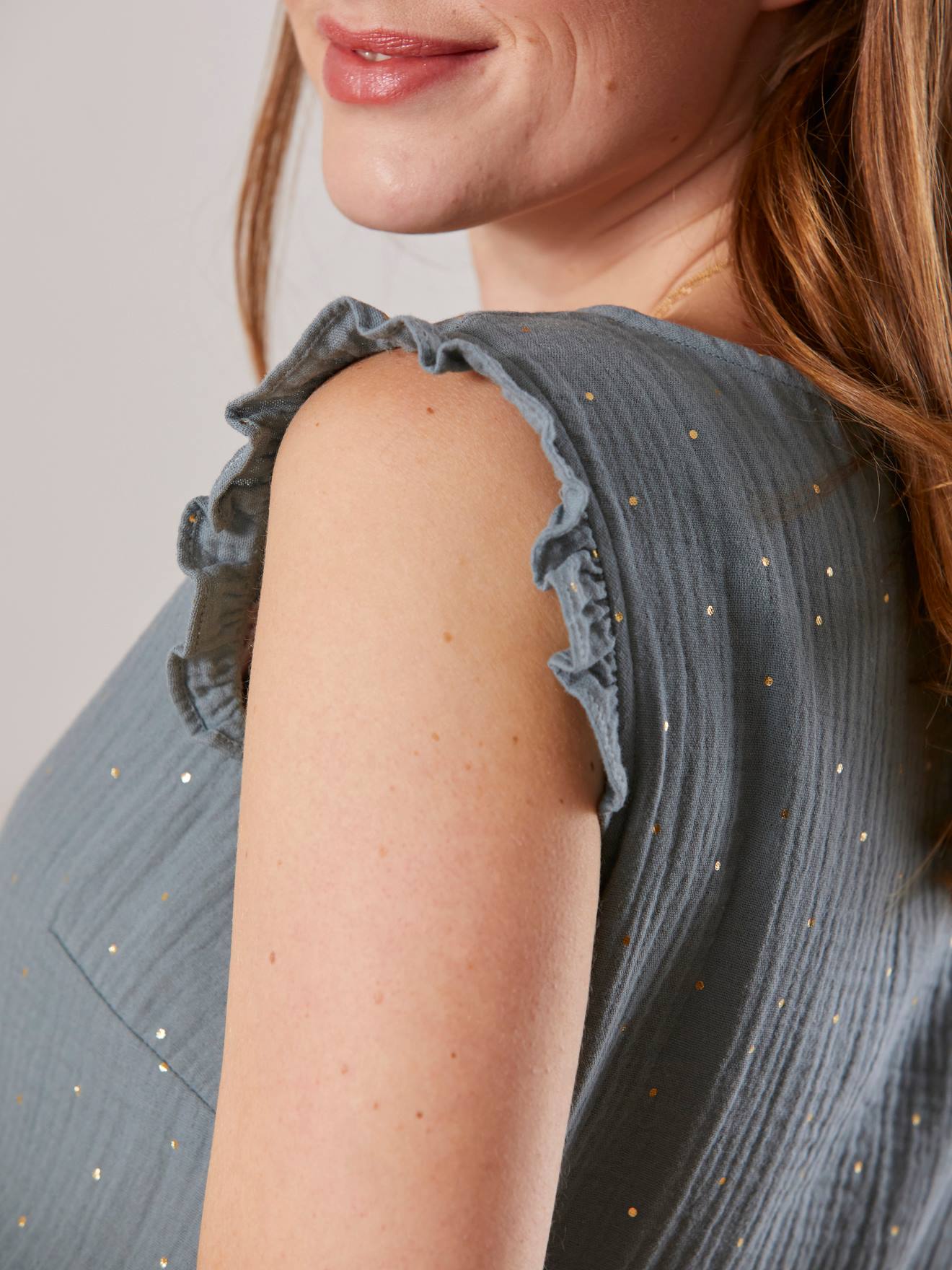 Blusa de maternidade e amamentação em chiffon de algodão branco claro com estampa.