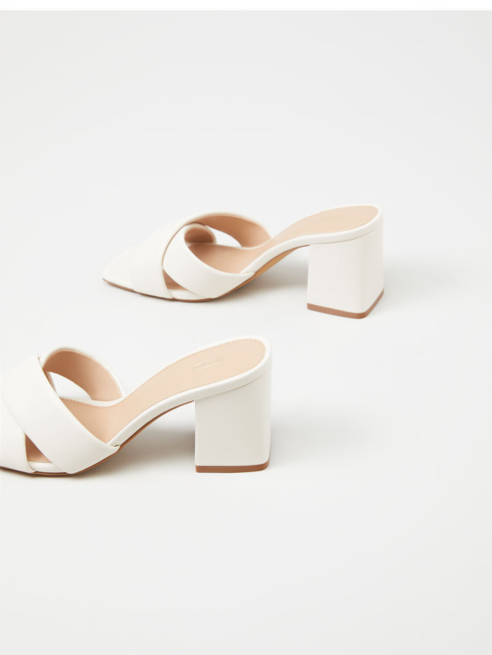 Sandália cruzada acolchoada - Branco-creme