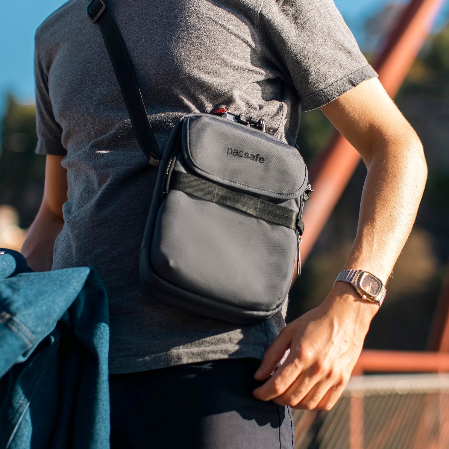 Pacsafe Metrosafe X Anti-Theft Compact Crossbody tan
