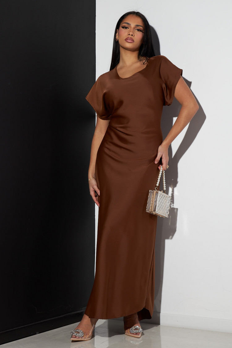 Robe marron satinée manches courtes à noué au dos