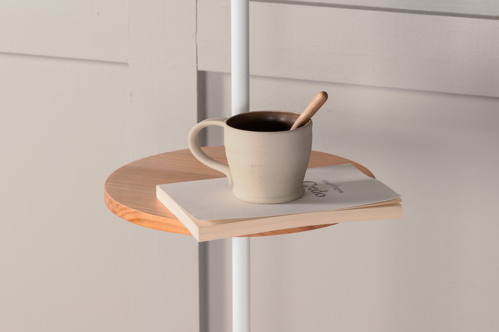 Hattman gulvlampe Hvit med lampeskjerm i polylin
