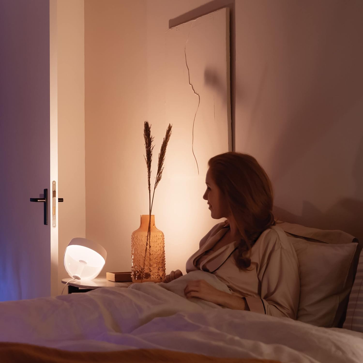 Philips Hue White & Color Ambiance Iris Tischleuchte Special Edition Silber 520lm, dimmbar, 16 Mio. Farben, steuerbar via App, kompatibel mit Amazon Alexa