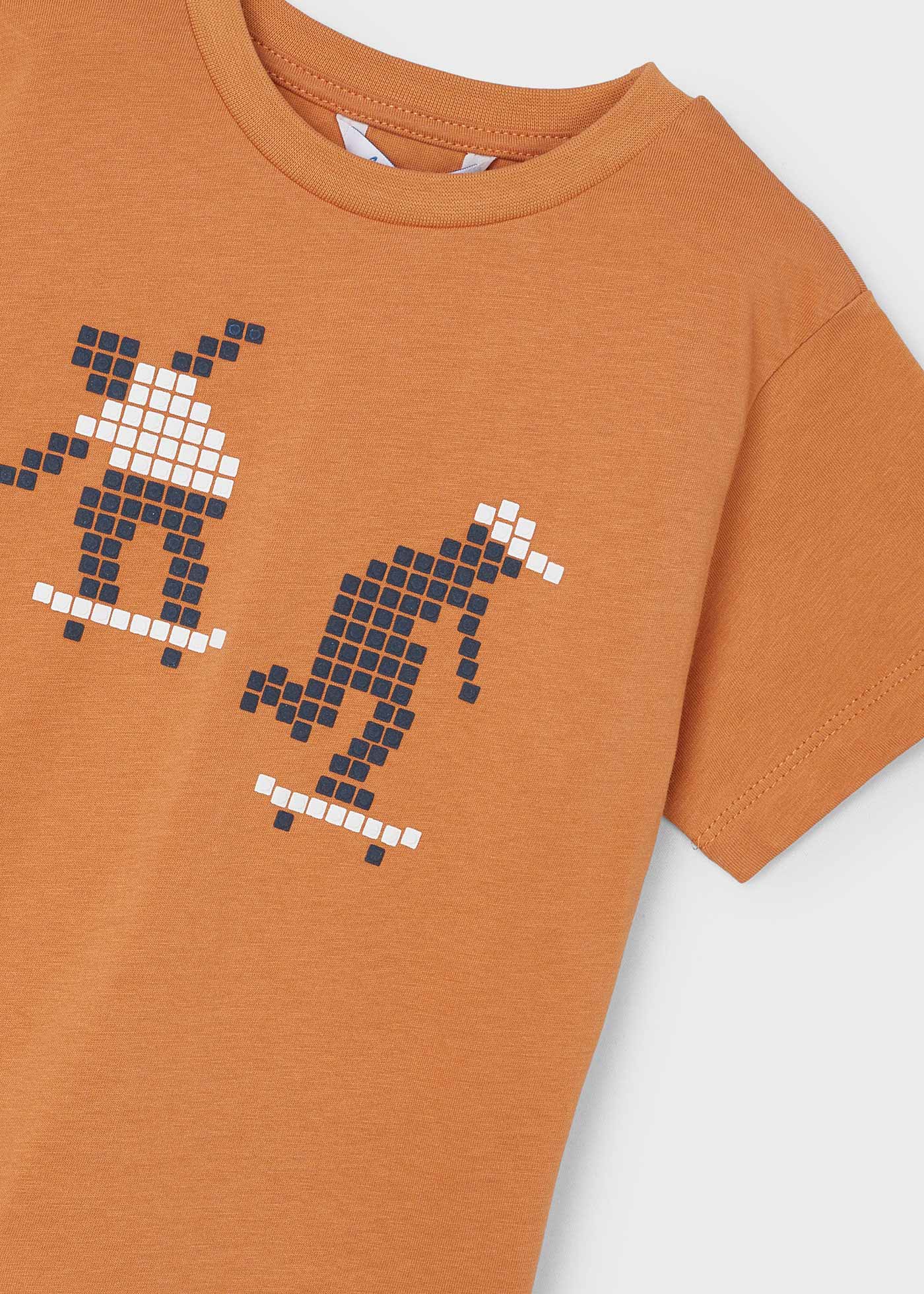 Camiseta interativa Better Cotton com QR Code para meninos, cor páprica.
