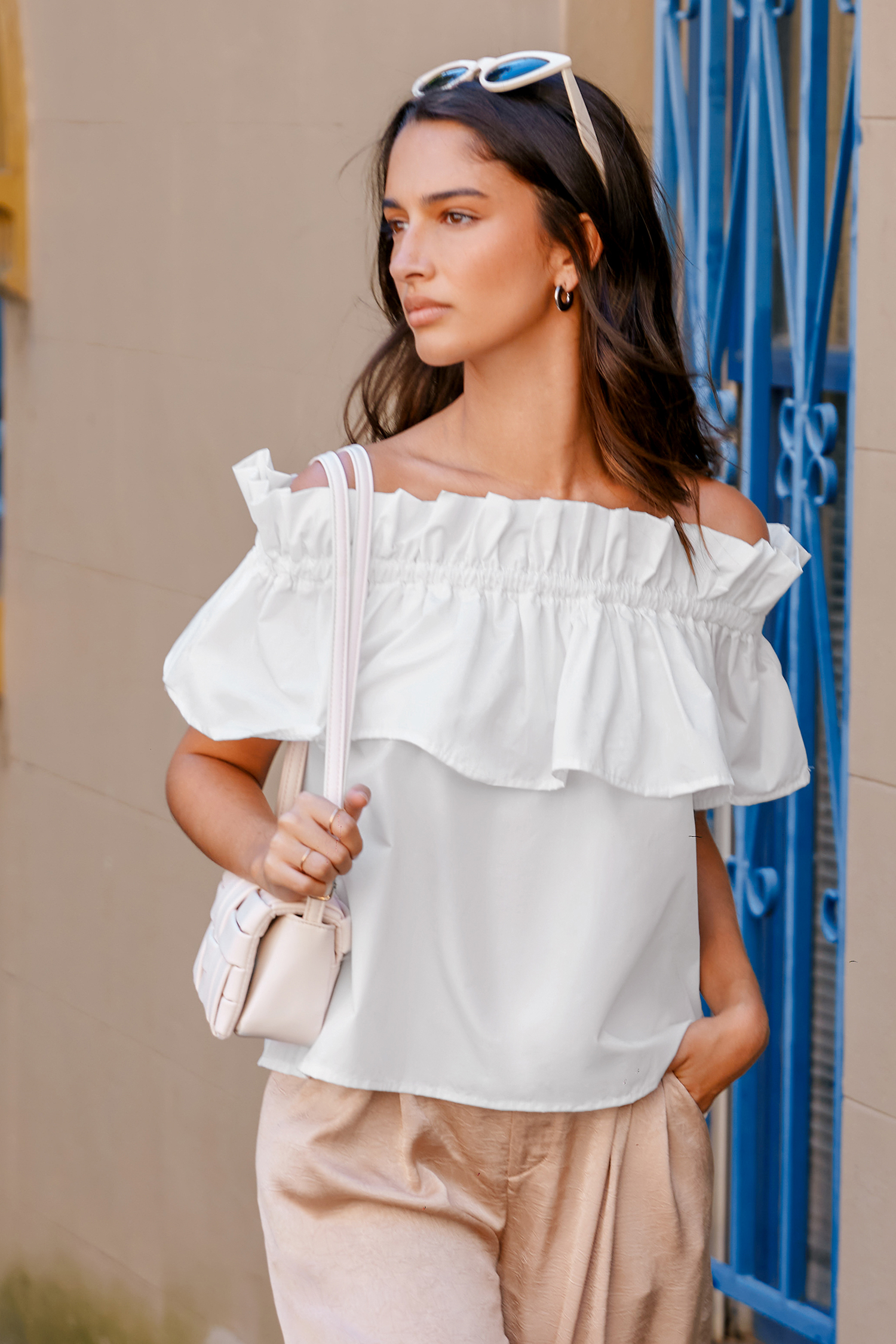 Blouse à épaules dénudées et corsage à volants blanche