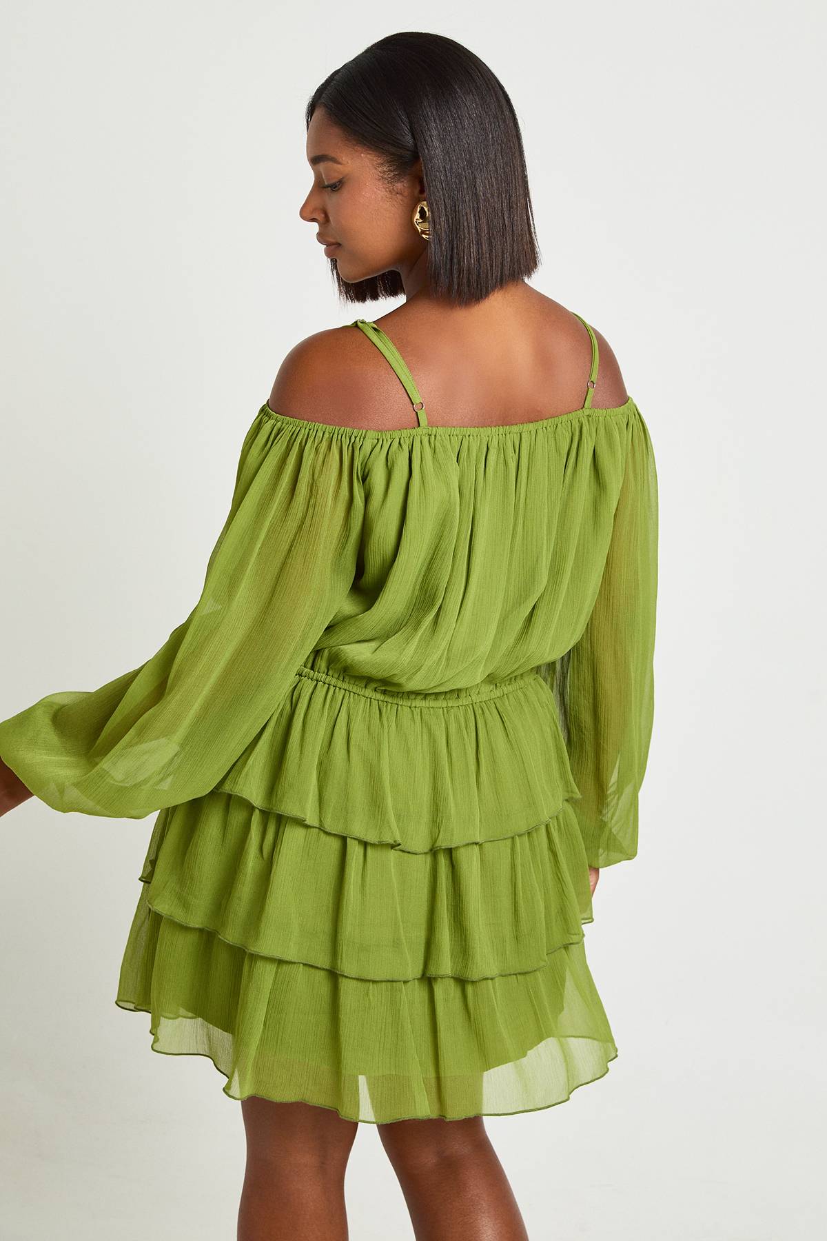 boohoo Robe Mini Grande Taille En Mousseline À Volants Et Épaules Dénudées
