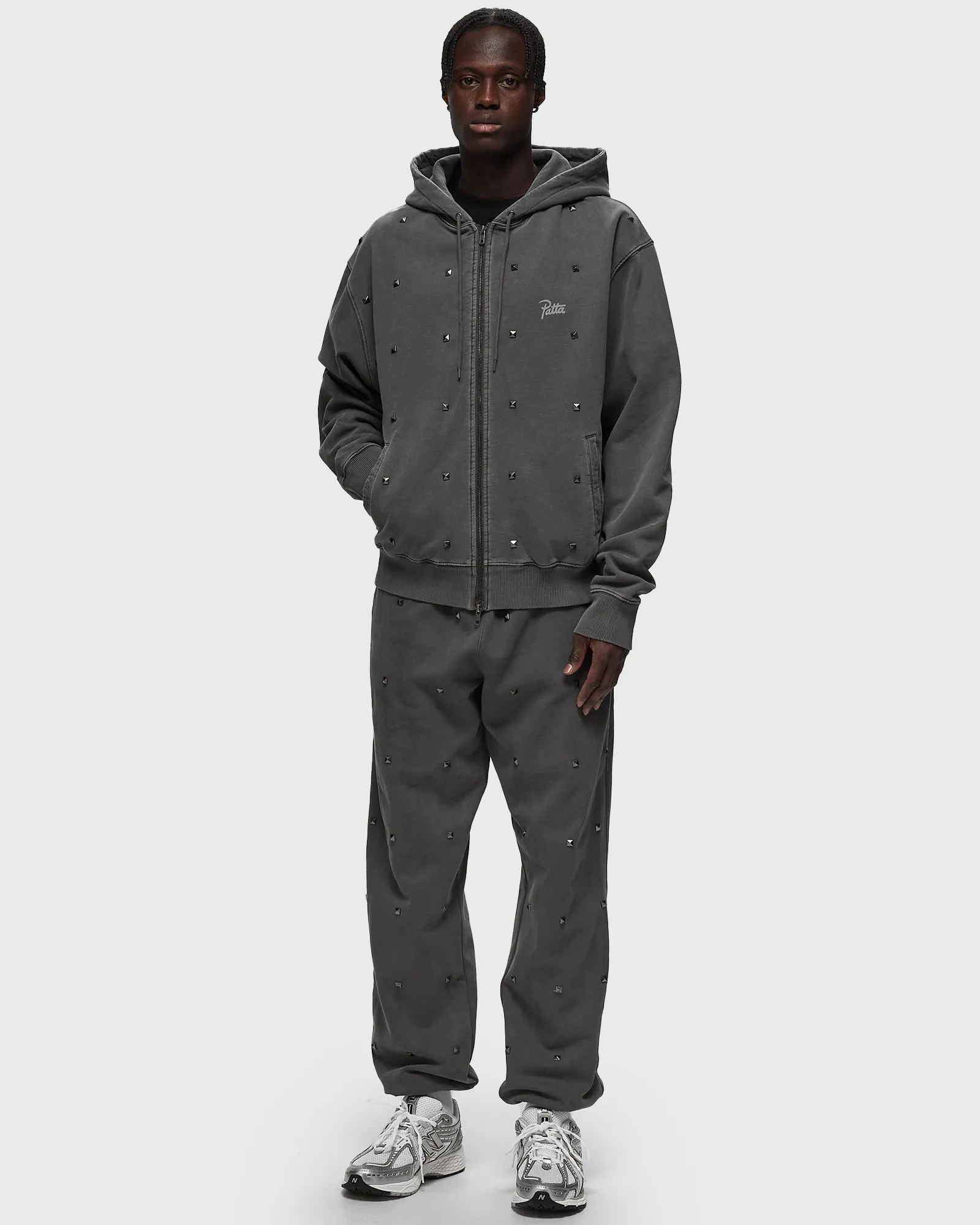 Calça de moletom lavada com tachas PATTA