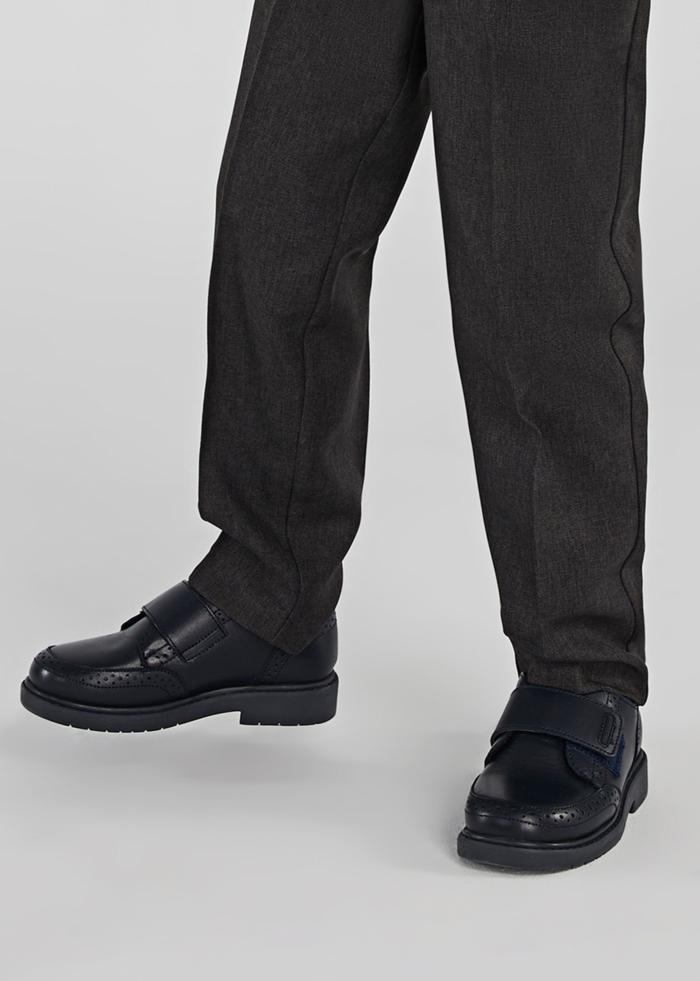 Sapato escolar com fecho de velcro