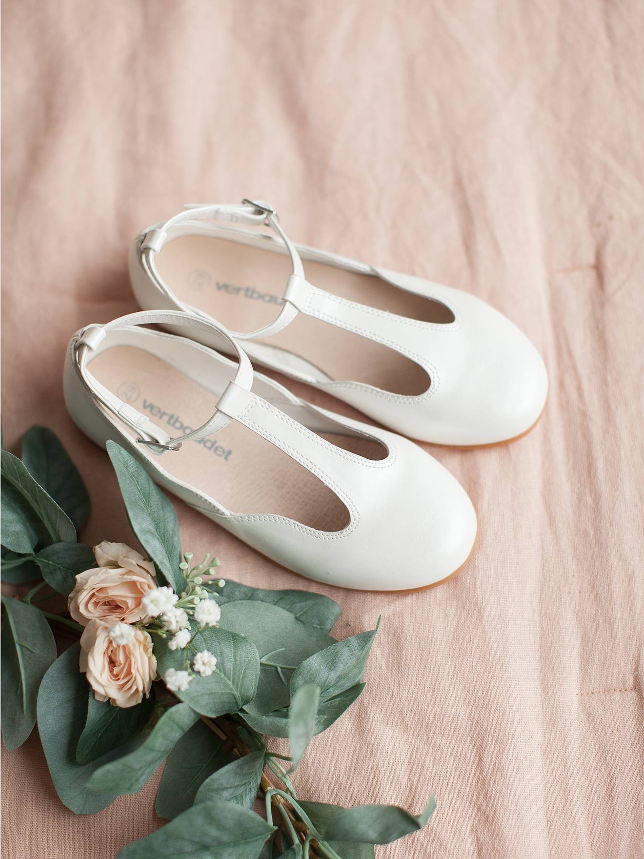 Sapatilhas de ballet rosa claro lisas com tira em T para meninas