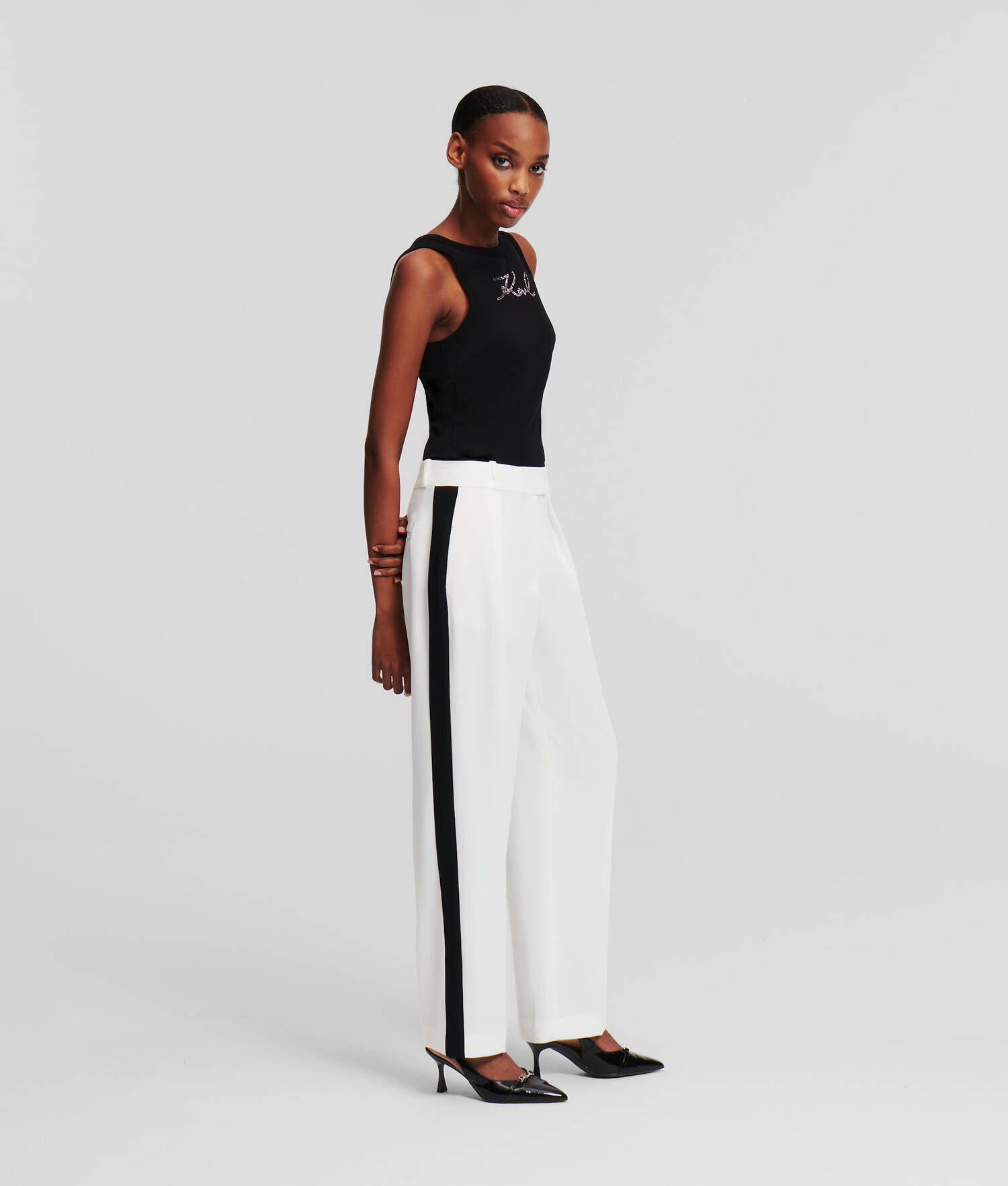 PANTALON HABILLÉ À EMPIÈCEMENTS CONTRASTANTS
