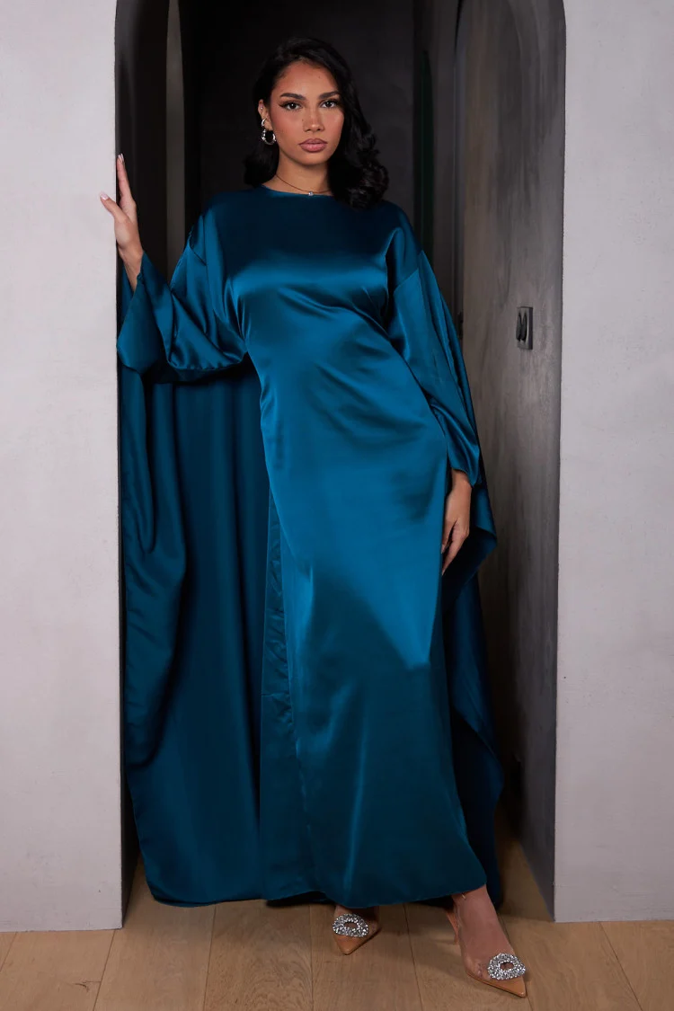 Robe ample ceinturée et satinée bleue avec empiècement cape
