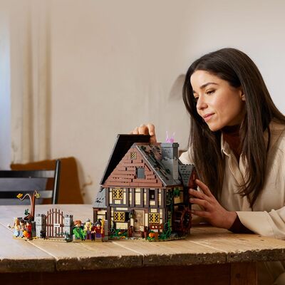 LEGO Ideas 21341 Disney Hocus Pocus: Sanderson-søstrenes hytte