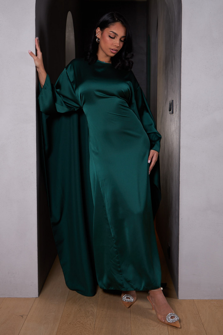 Robe ample ceinturée et satinée verte avec empiècement cape