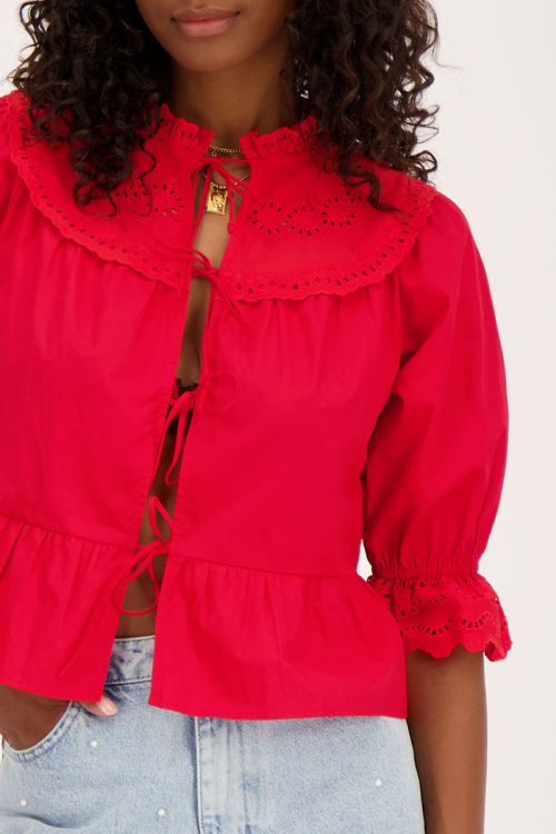 Rode top met strikjes en broderie