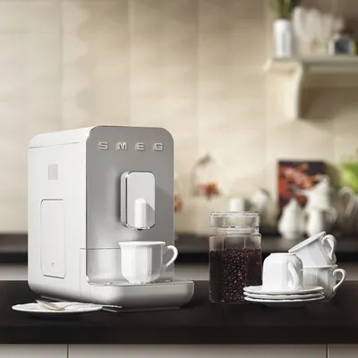 Smeg 50's Style Fuldautomatisk Espressomaskine BCC01RDMEU