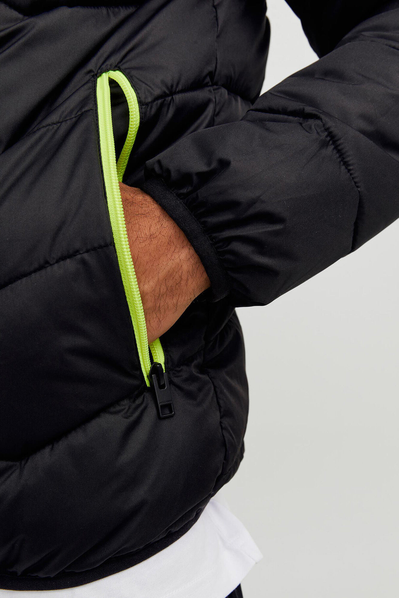 Jaqueta puffer com capuz