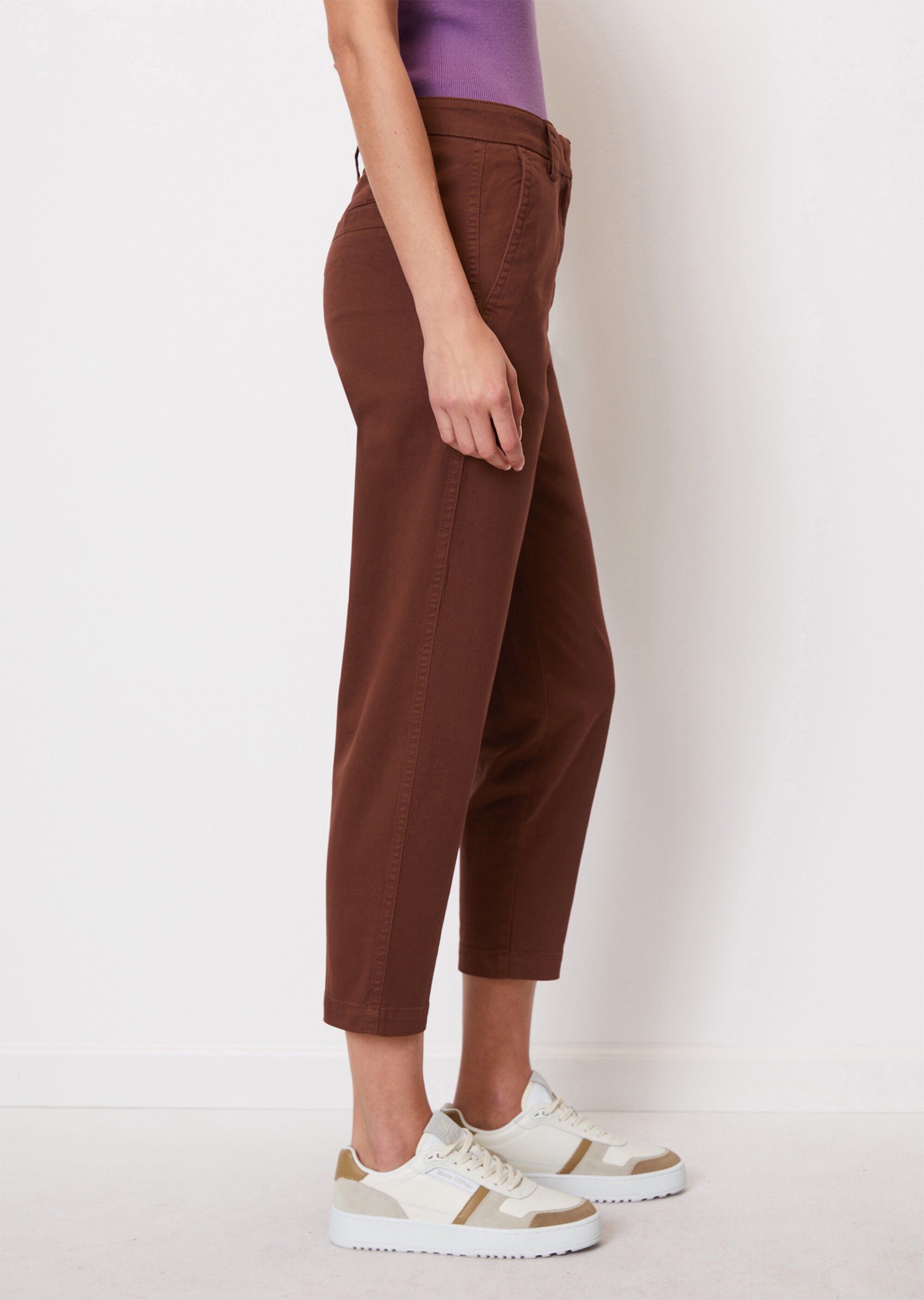 Chino Modell KALNI tapered aus Bio-Baumwoll-Stretch