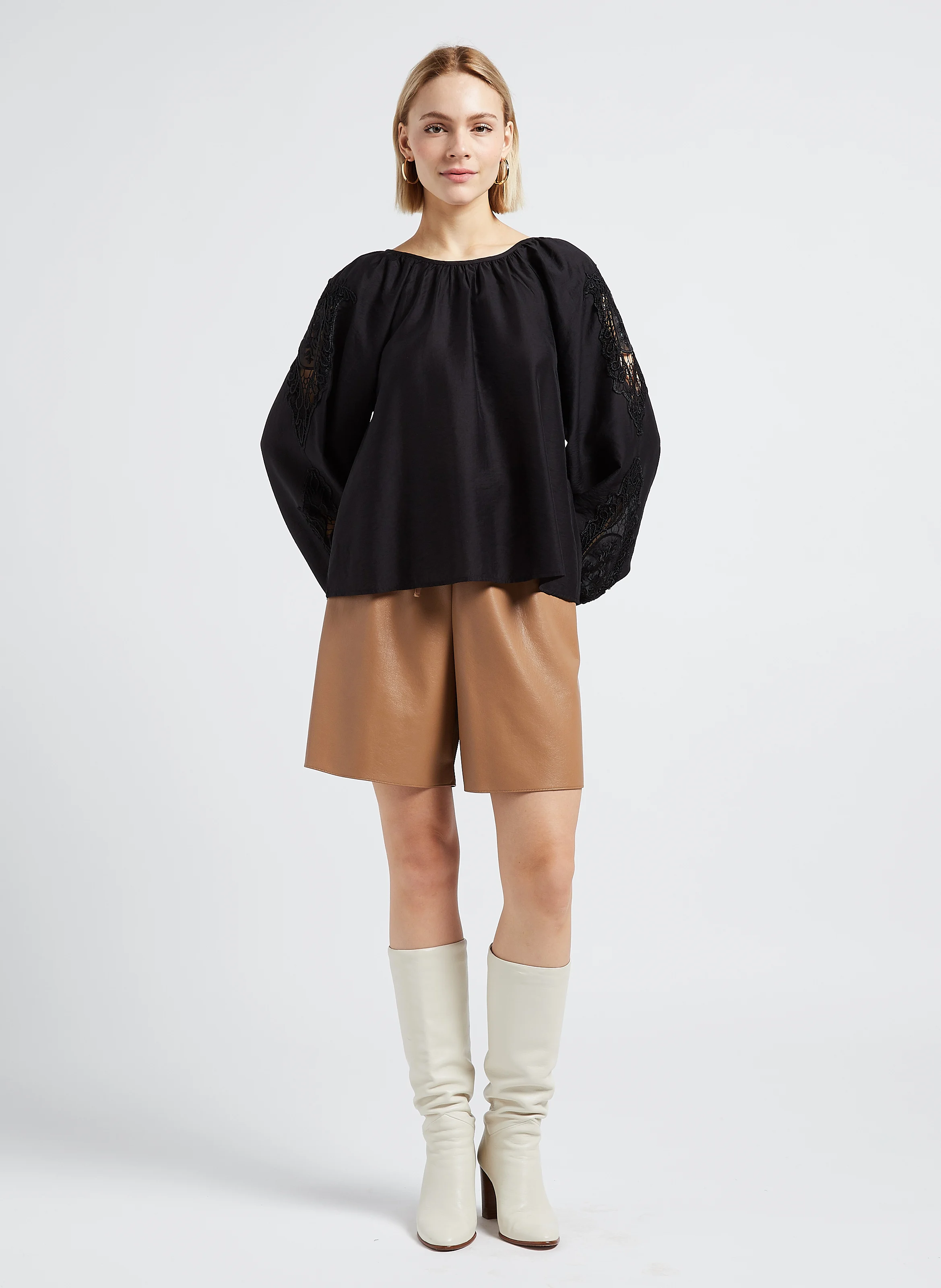 BRINNE - Blouse col rond à broderie ajourées décolletés dos| Noir