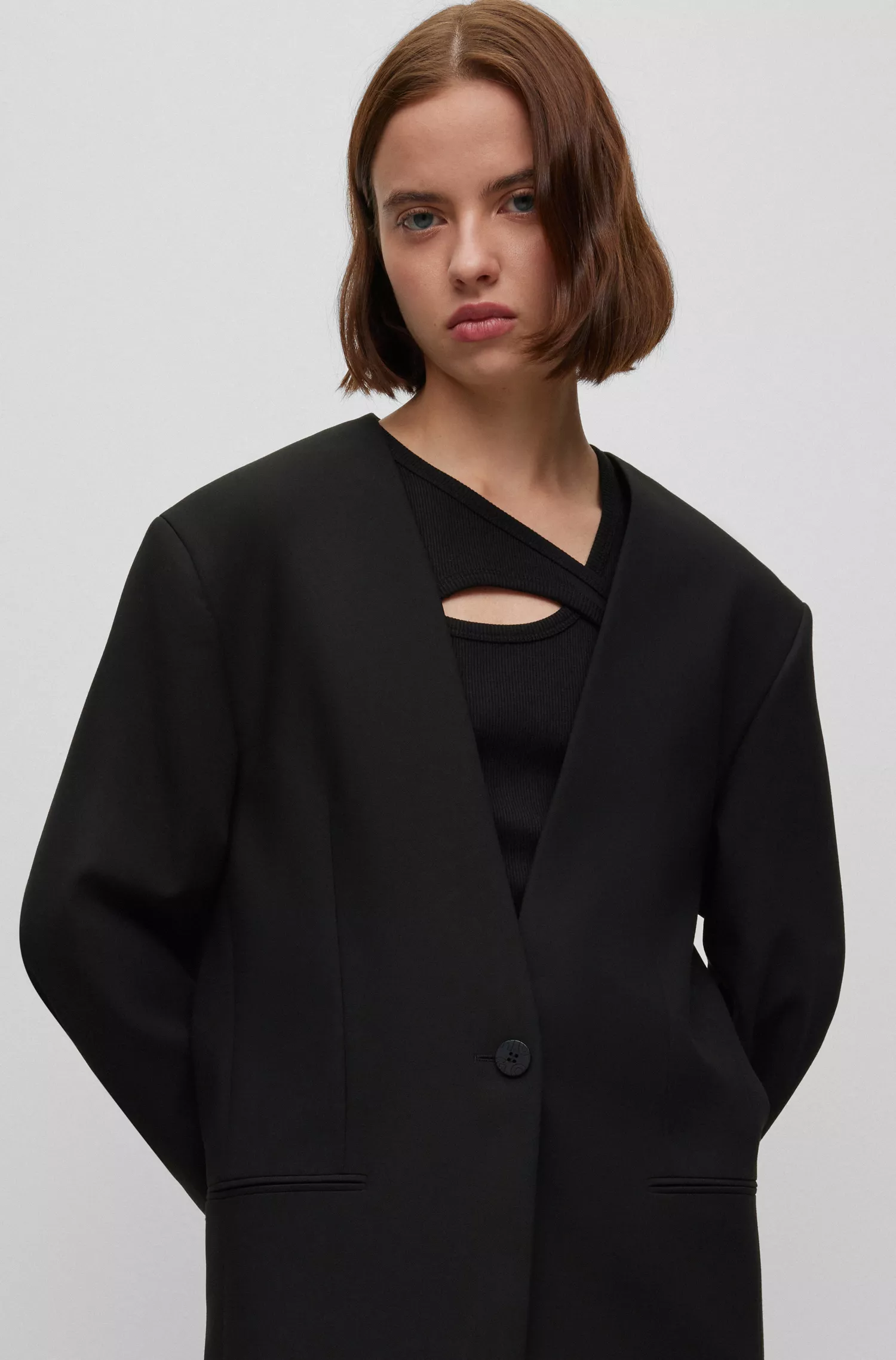 Jaqueta HUGO vermelha, modelagem oversized e fechamento com um botão.