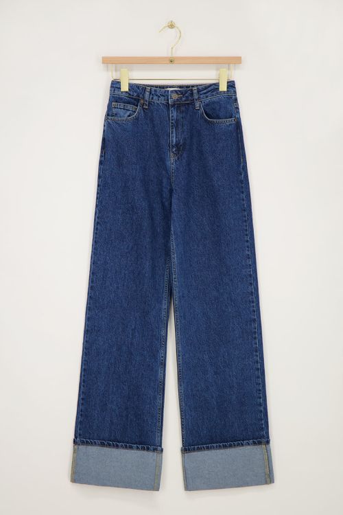 Donkerblauwe denim jeans met opgerolde pijpen