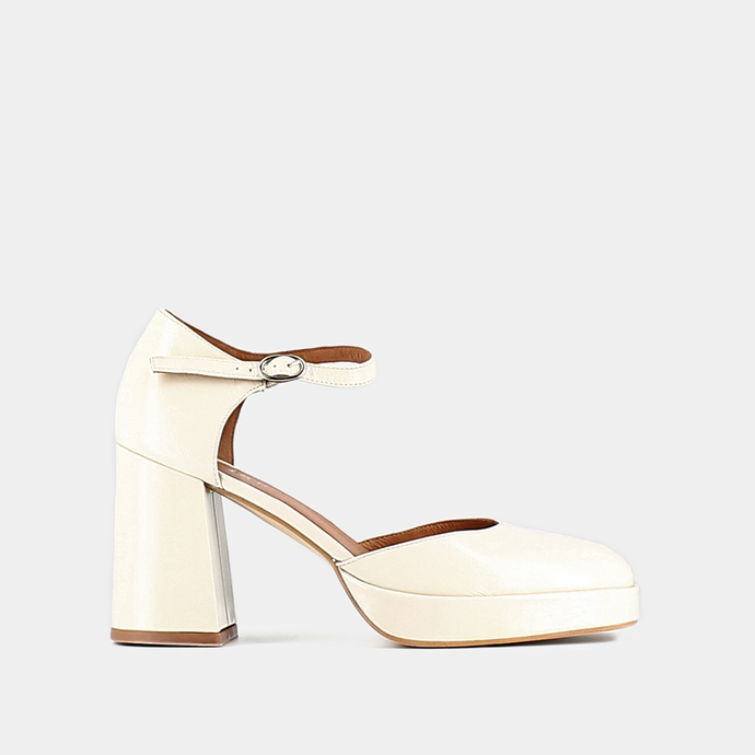 Babies à talons et bouts carrés  en cuir brillant écru
