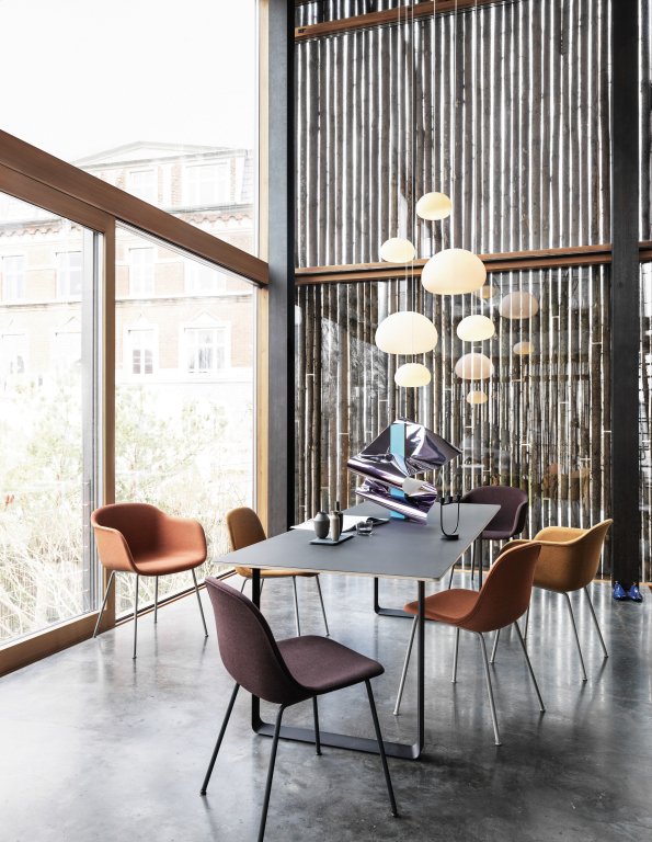 Muuto Fiber Side Tube gestoffeerde stoel cognac leer