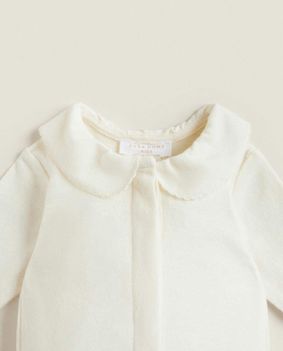 Conjunto para recém-nascido com detalhes.