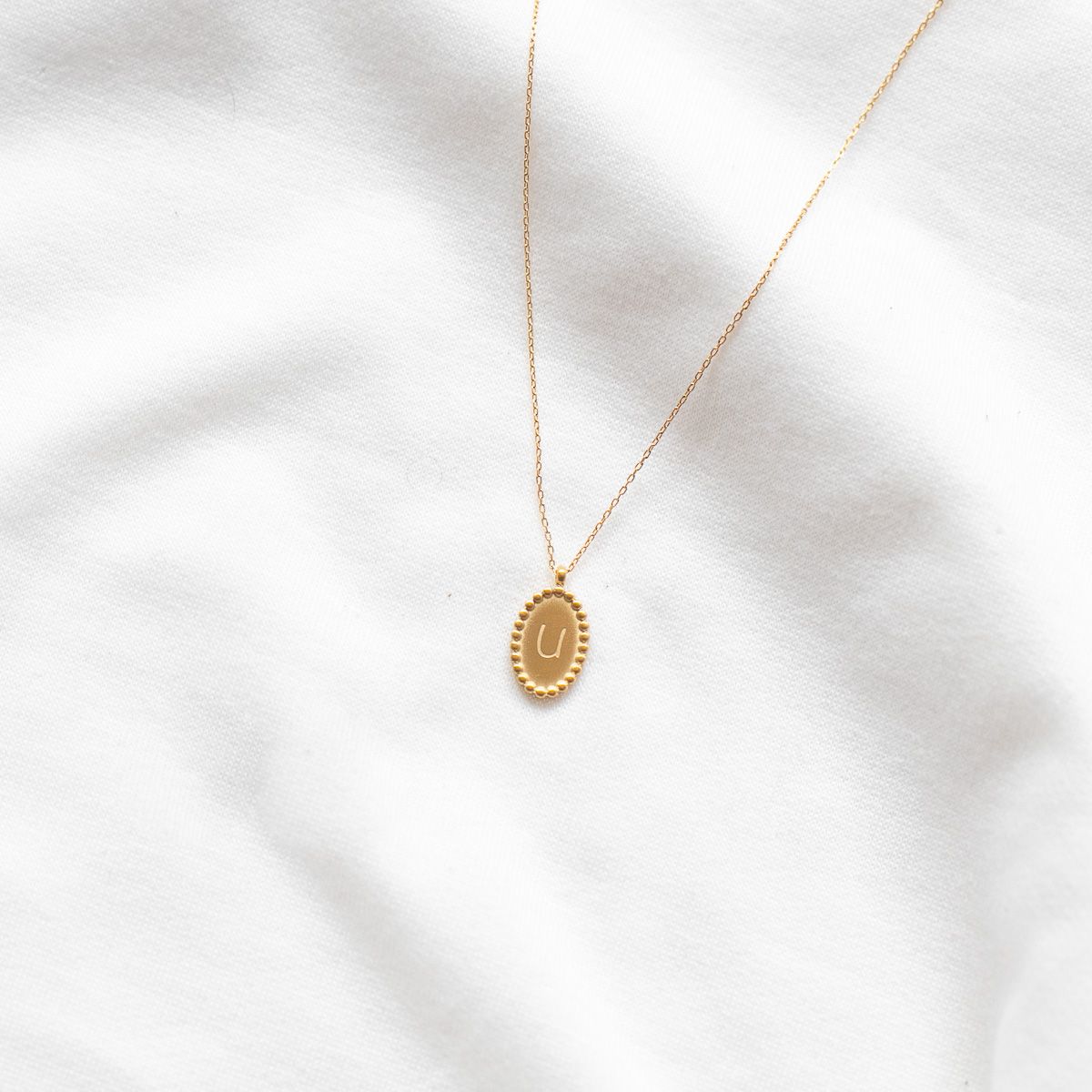 Collier médaillon gravé lettre alphabet