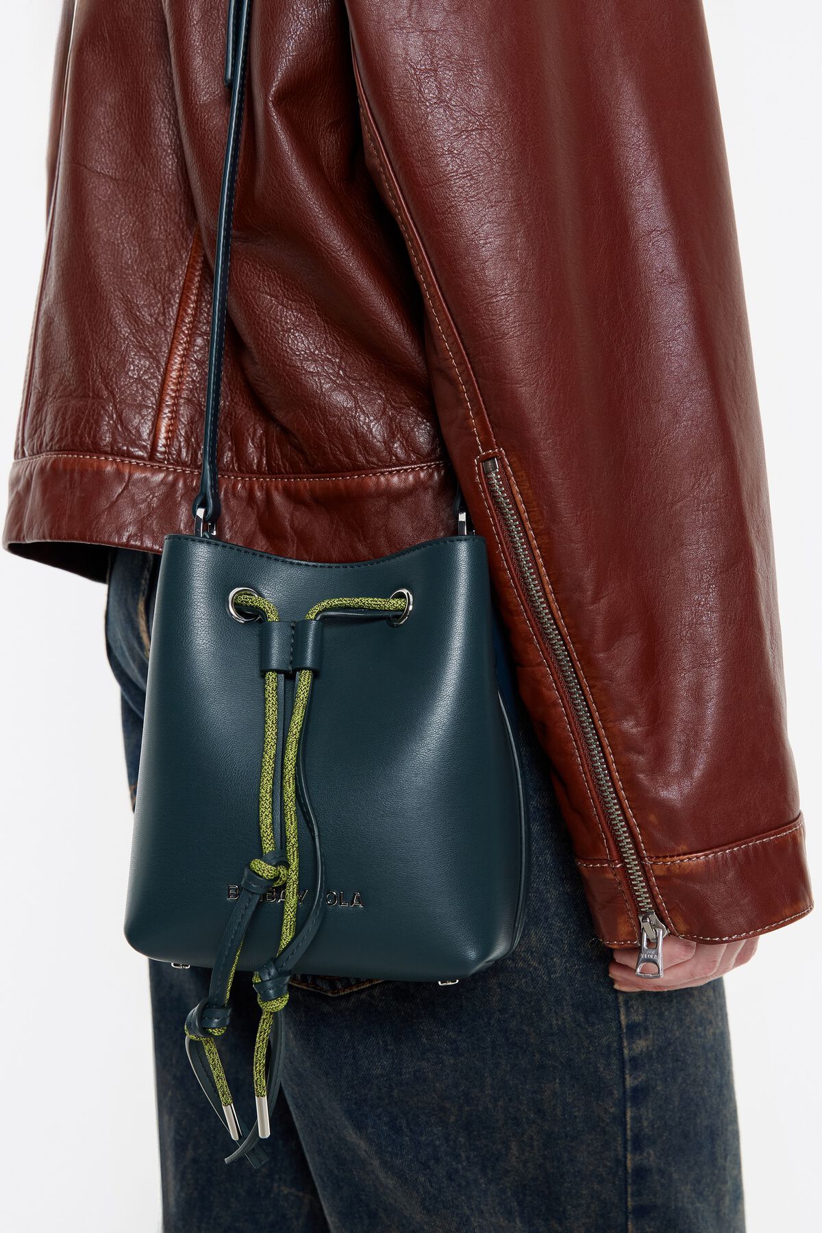 Bolsa mini de couro com estampa de Chihuahua verde-azulado