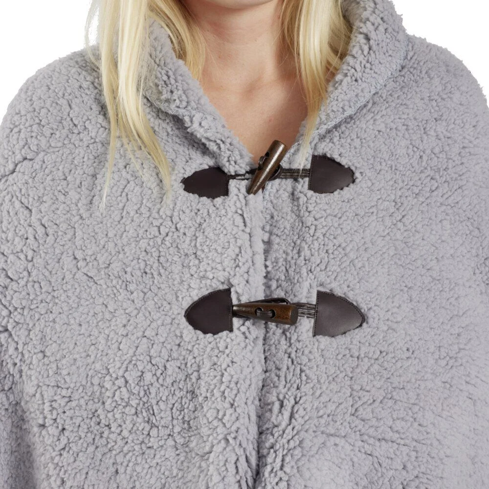 Veste plaid châle moutonné gris 75x150cm avec boutons à brandebourg